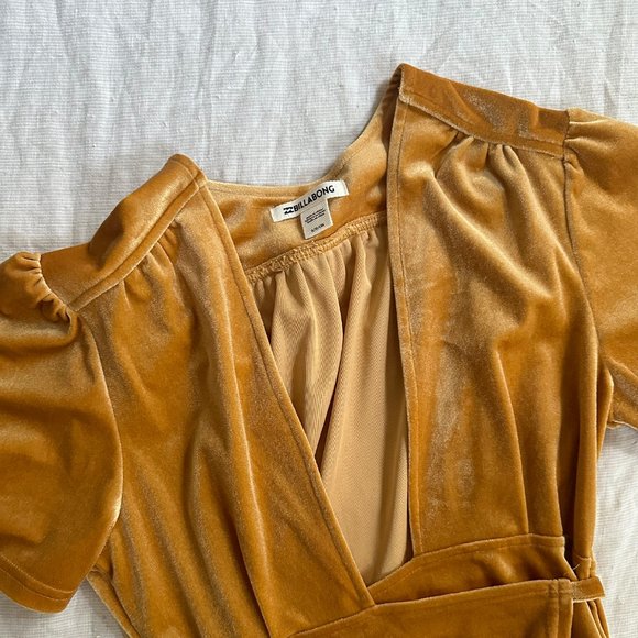 ⚡️BILLABONG • Lush for Life Gold/ Mustard Velvet Wrap Mini Dress • Size … - Picture 4 of 8